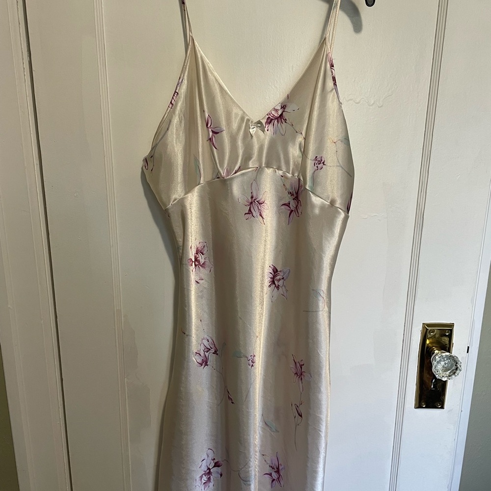 Private Luxuries ivory white flower night slip. Size medium.